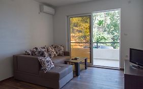 Del Mar Apartments